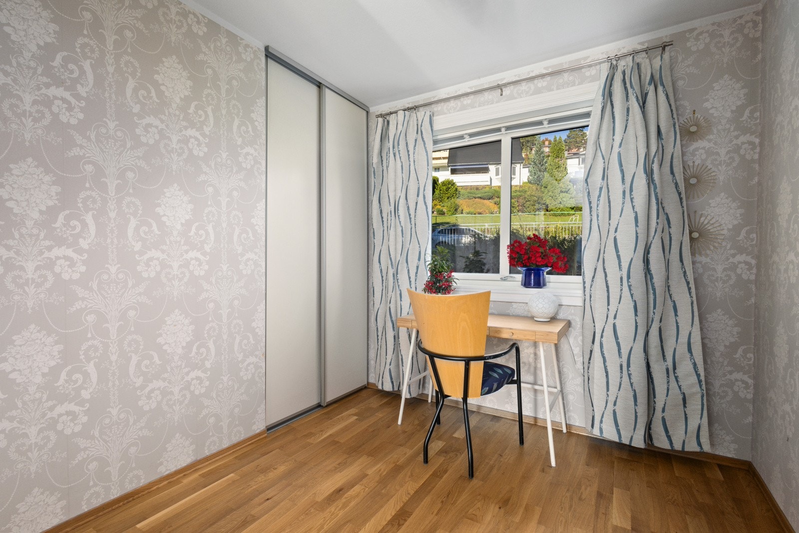 Rommet har garderobeskap i veggen som vender mot kjøkkenet Galleribilde