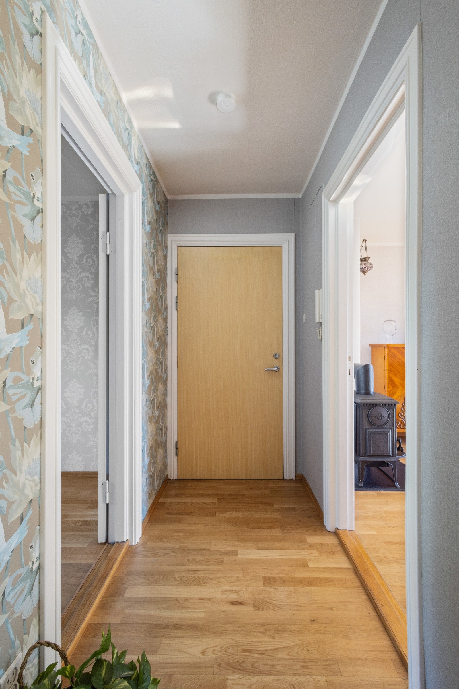 Her ser vi mot ytterdøren. Det er callinganlegg med automatisk døråpner. Galleribilde