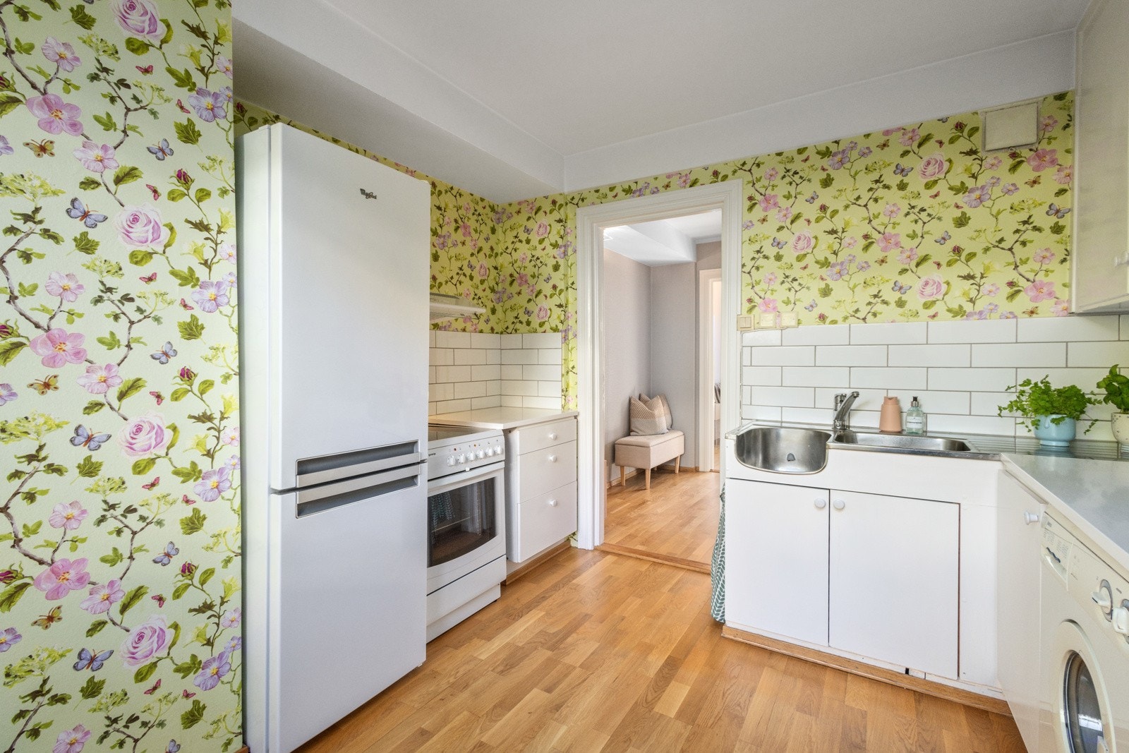 Kjøkkenet har godt med både benkeplass og skapplass Galleribilde