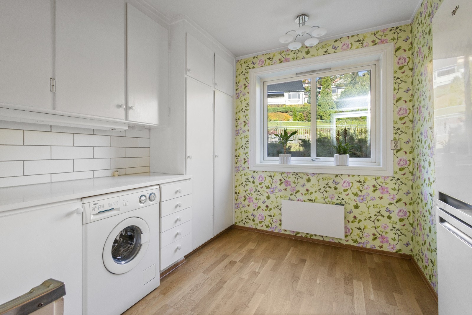 Foran vinduet er det plass til et spisebord Galleribilde