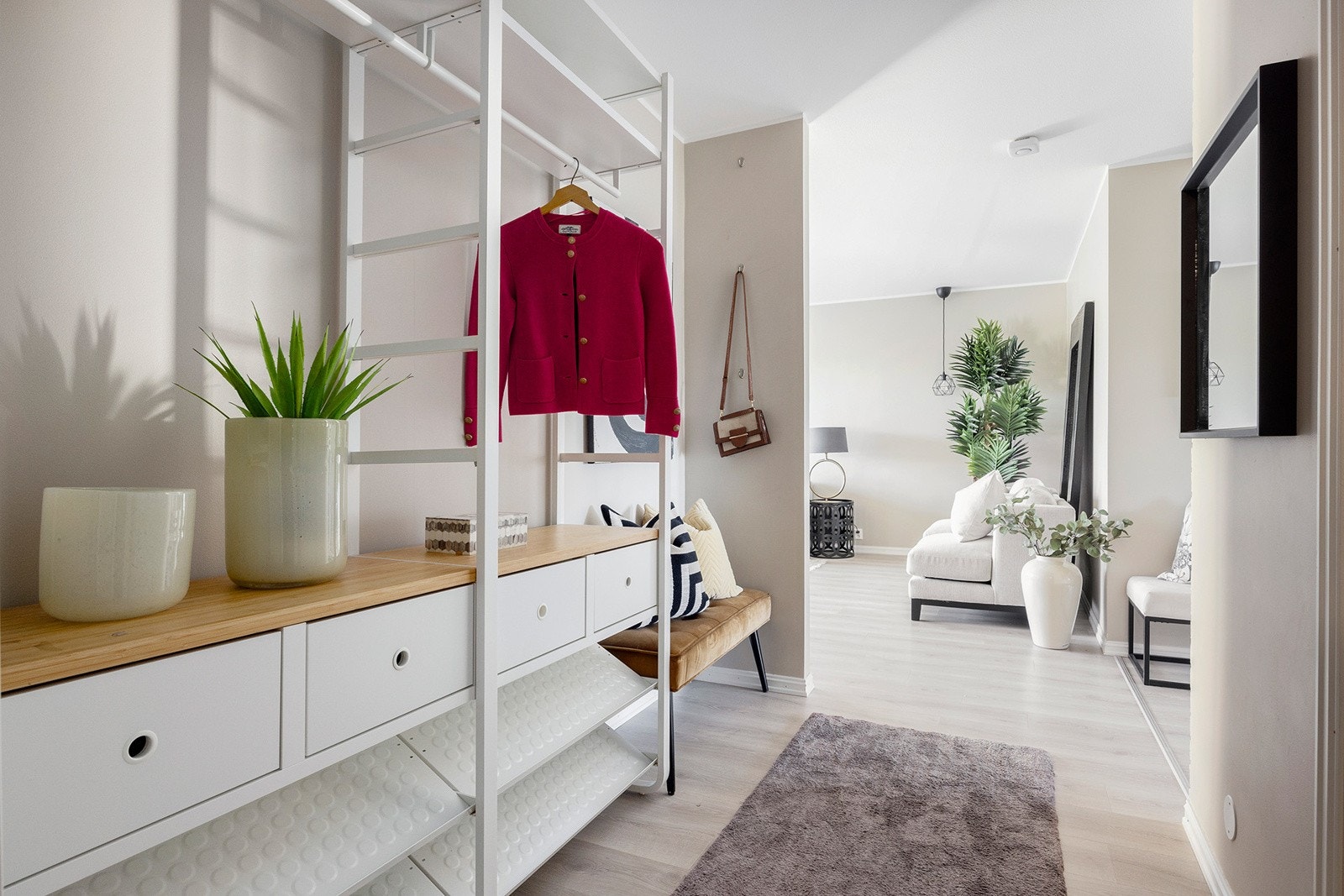 Entré med plass til oppheng av yttertøy og oppbevaring av sko. Galleribilde