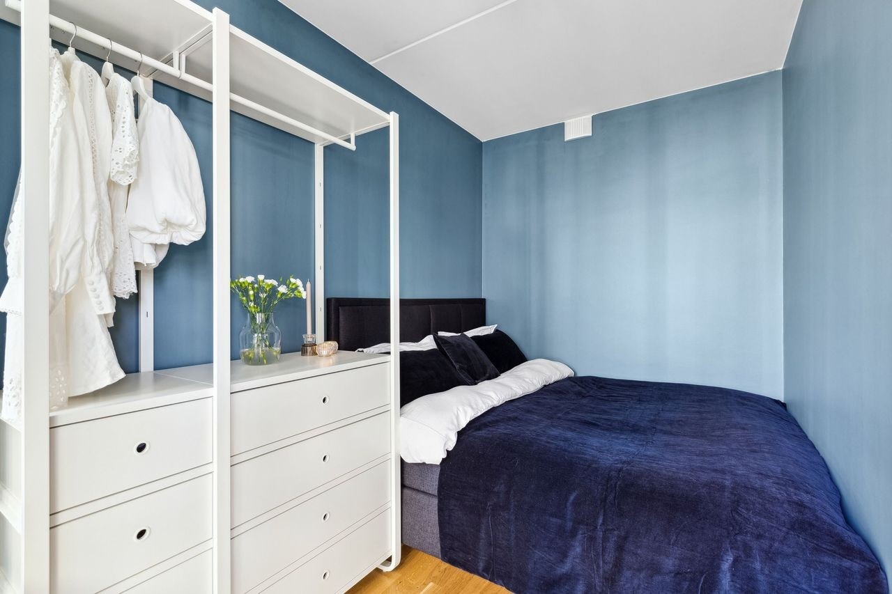 Soverom med plass til dobbelseng og garderobe Galleribilde