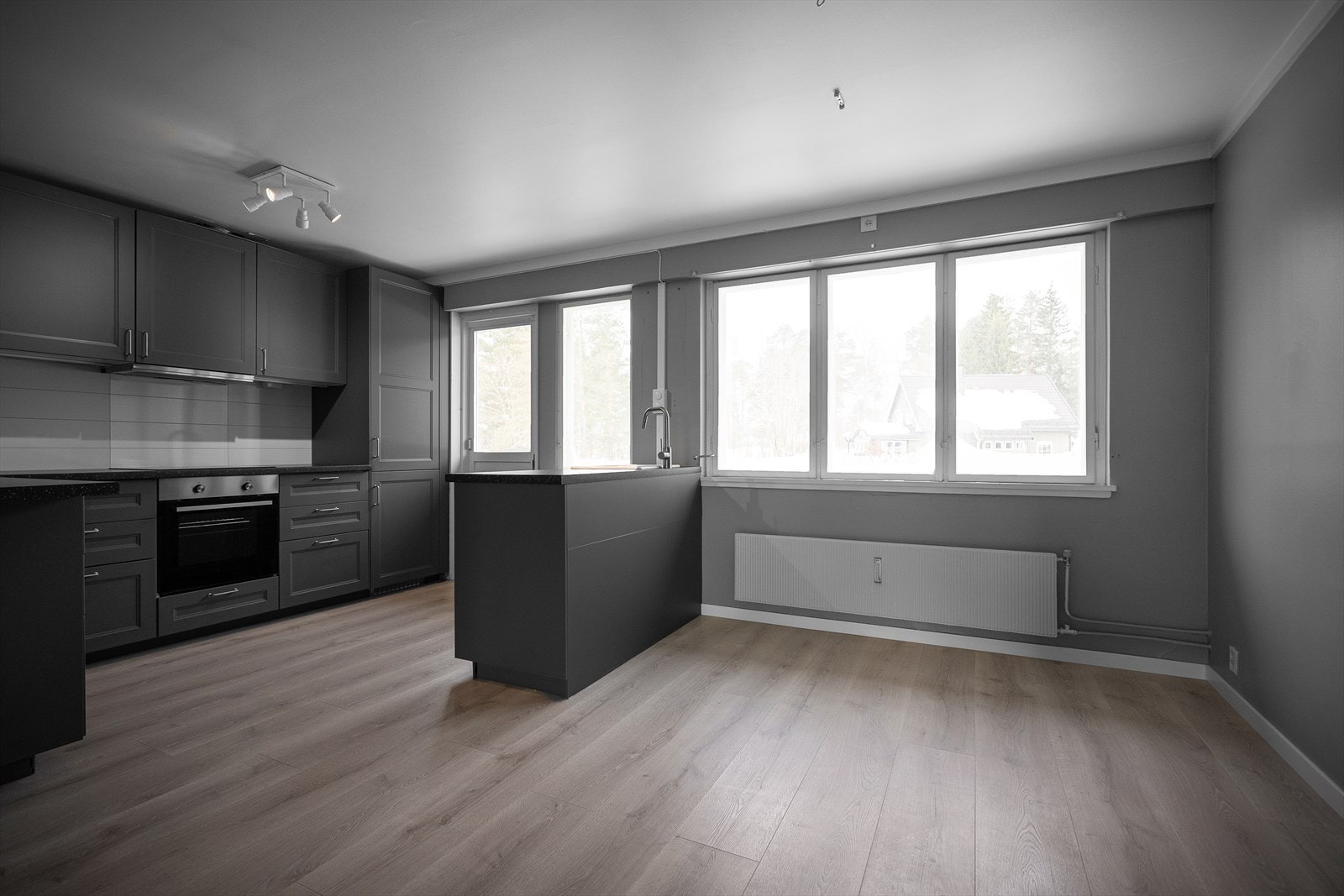 Kjøkkenet har store vindusflater og utgang til balkong. I tilknytning til kjøkkenet har du god plass til et stort spisebord. Galleribilde