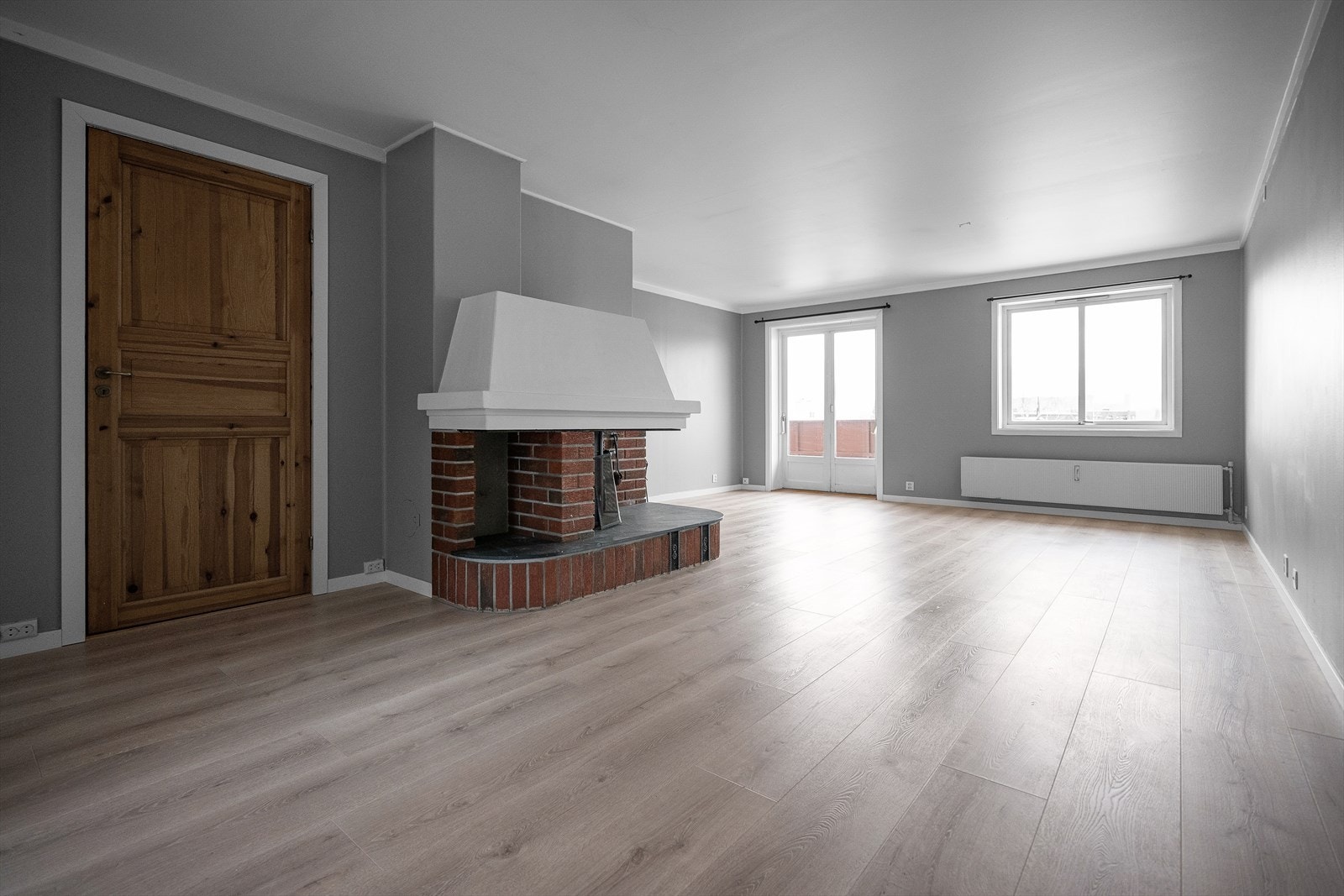 Fra stuen har du doble dører ut til en solrik sydvestvendt balkong som er perfekt på varme sommerdager. Leiligheten holdes god og varm på vinterstid med koselig peis i stuen, fjernvarme til radiatorer og gulvvarme på bad. Galleribilde