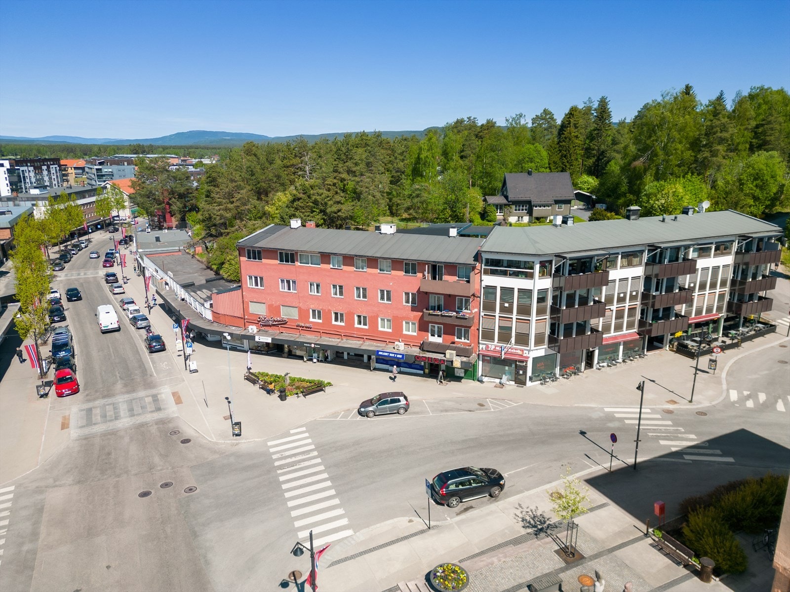 Leiligheten har en utmerket beliggenhet midt i Elverum sentrum med gangavstand til alt du måtte trenge i hverdagen. Utenfor leiligheten finner du alle byfasiliteter og ikke minst Elverums flotte gang- og sykkelsti langs Glomma. Galleribilde