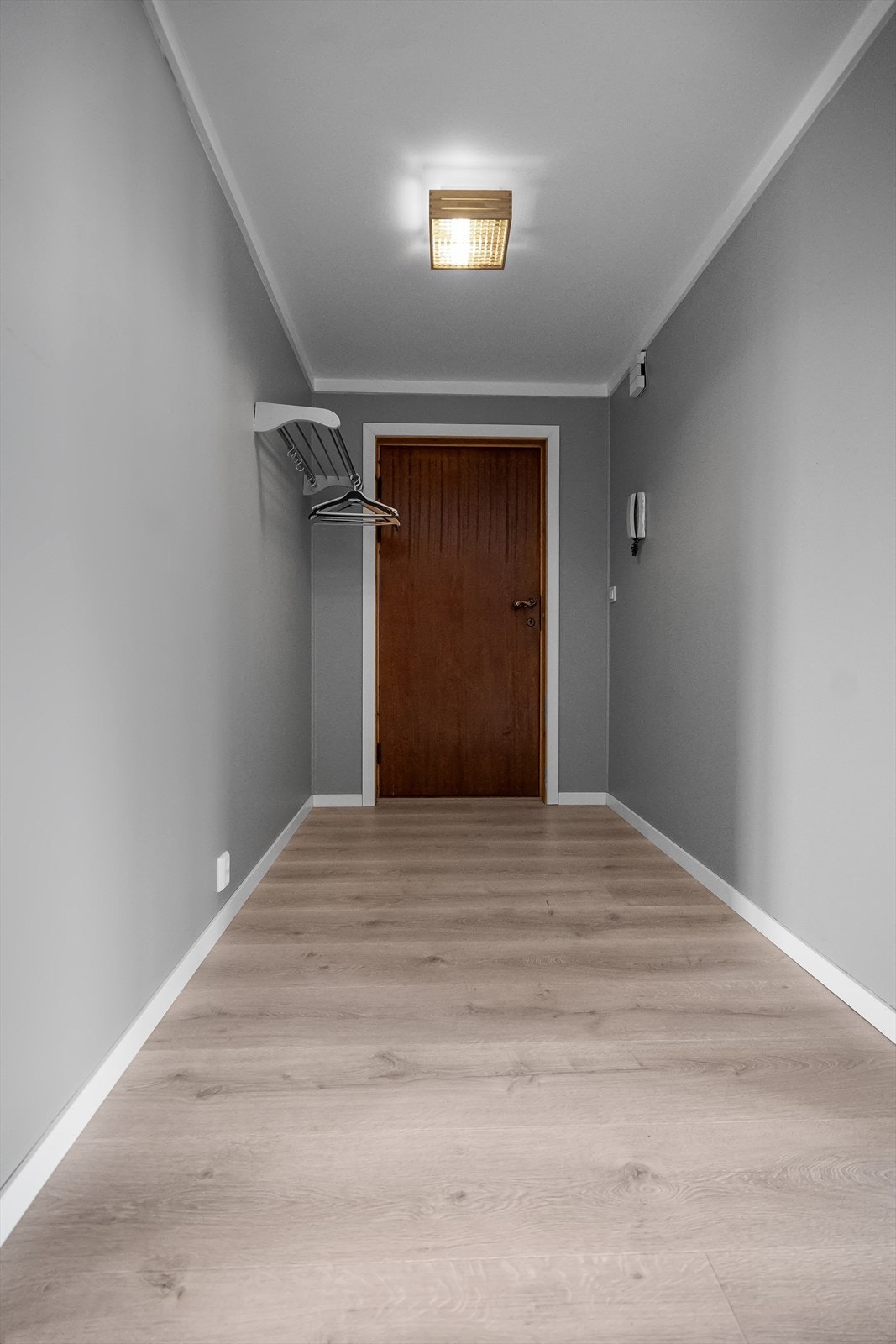 Du ønskes velkommen inn i en romslig entré med plass til garderobeløsninger etter eget ønske og behov. Galleribilde