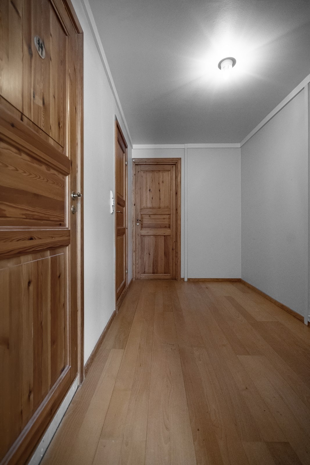 Gang med adkomst til 2 soverom, bad/vaskerom og toalettrom. Galleribilde