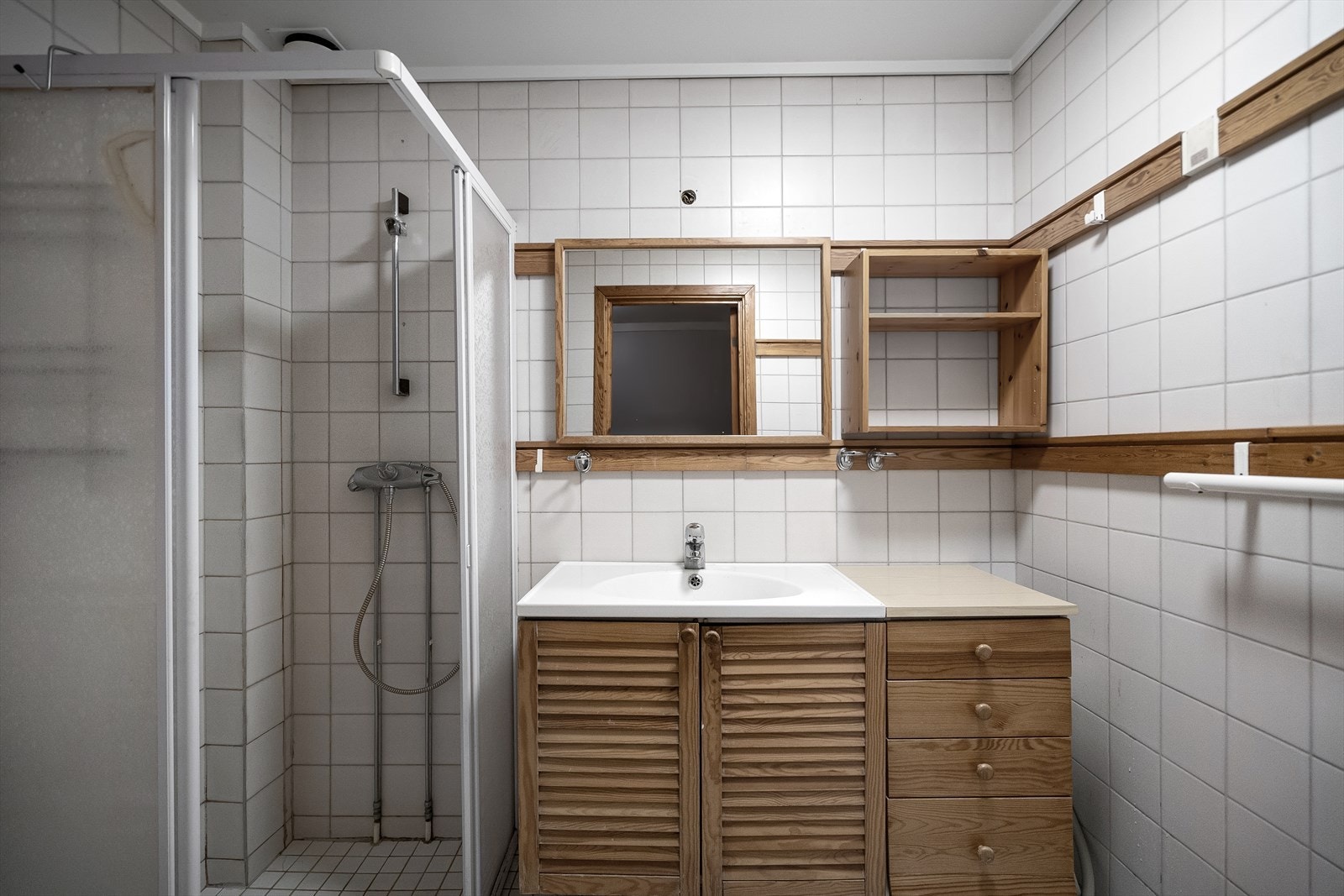 Lyst flislagt baderom med gulvvarme. Det er opplegg for vaskemaskin. Galleribilde