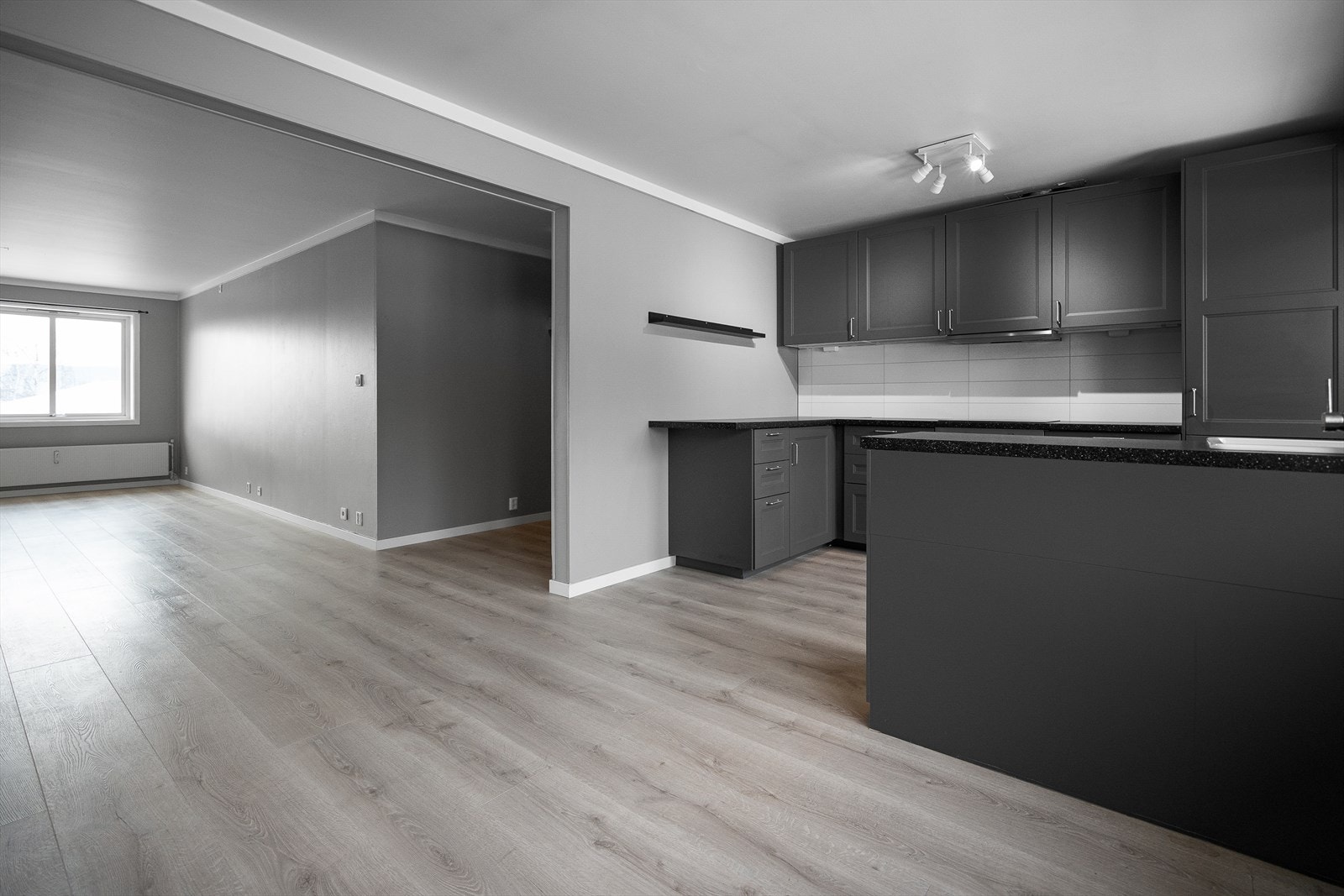 Flott kjøkkeninnredning med god skap- og benkeplass. Kjøkkenet er utstyrt med medfølgende integrerte hvitevarer, komfyrvakt og lekkasjestopper. Galleribilde