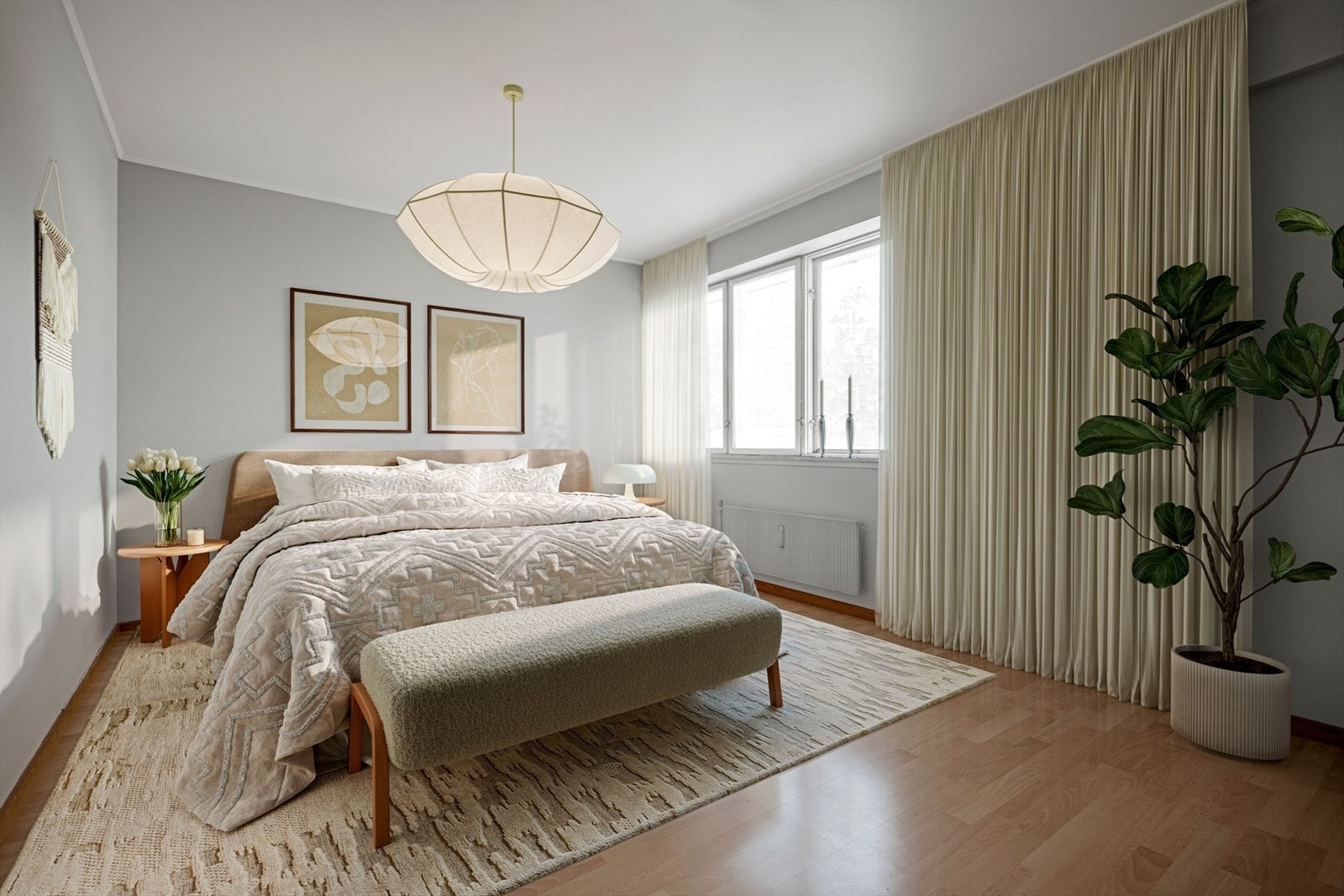 Soverom 1 er et stort og lyst soverom med god plass til dobbeltseng, kontorpult og garderobeløsninger. Galleribilde