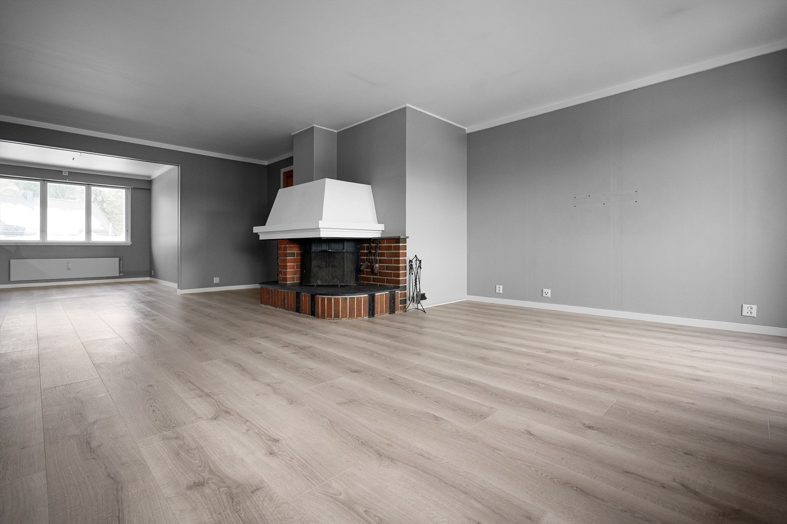 Beliggenheten i byggets 4. etasje med gjennomgående planløsning og store vindusflater i begge ender sørger for rikelig med naturlig lys. Galleribilde