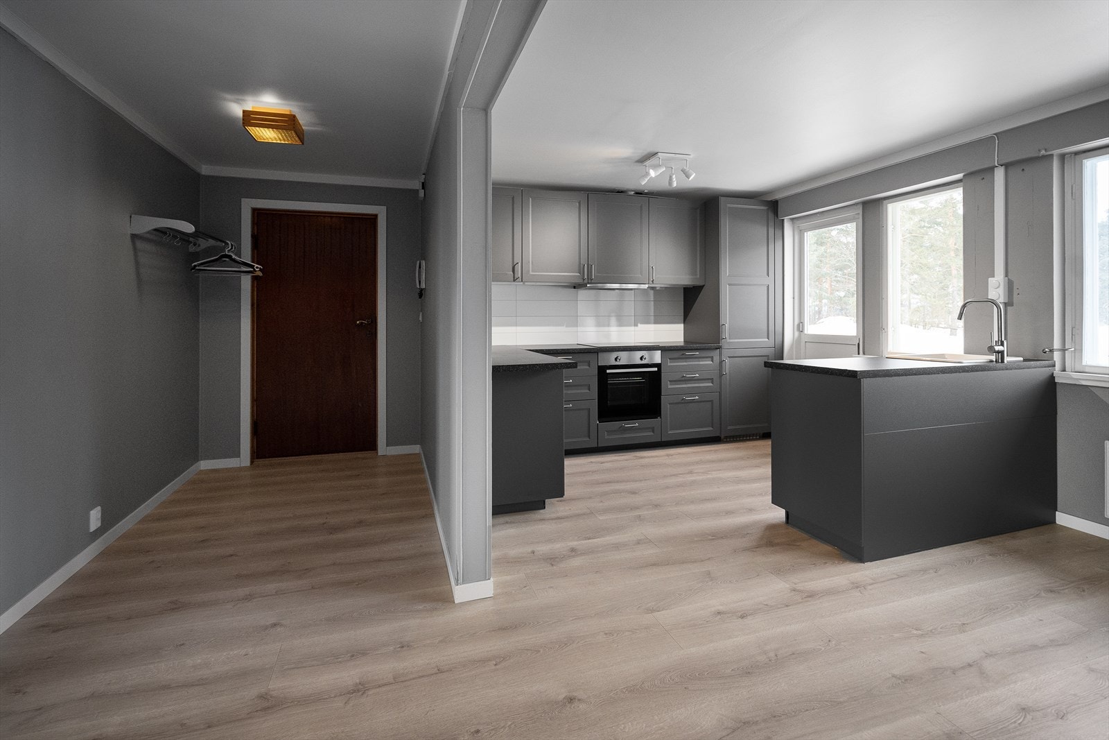 Leiligheten er oppgradert i senere tid med ny enstavs laminat på gulv, malte overflater og nytt kjøkken med integrerte hvitevarer. Galleribilde