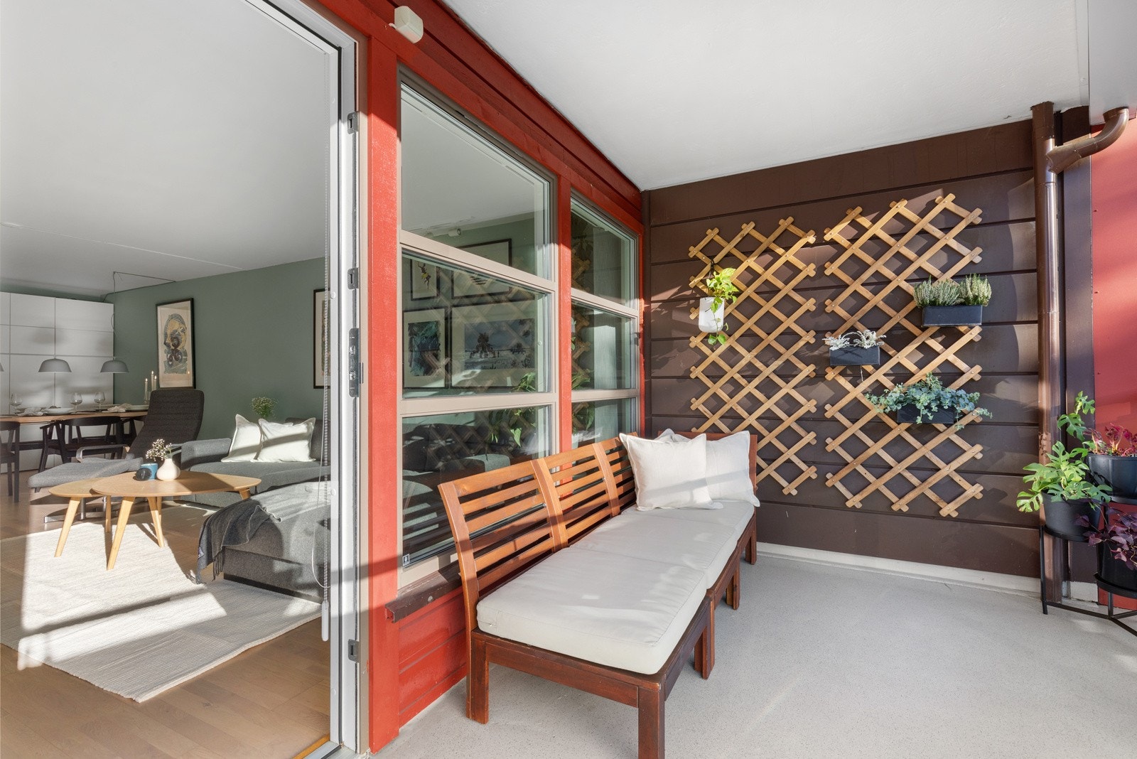 Sydvendt balkong på 8 kvm. Balkongen ligger i 2. etasje, vendt mot Verksgata. Galleribilde