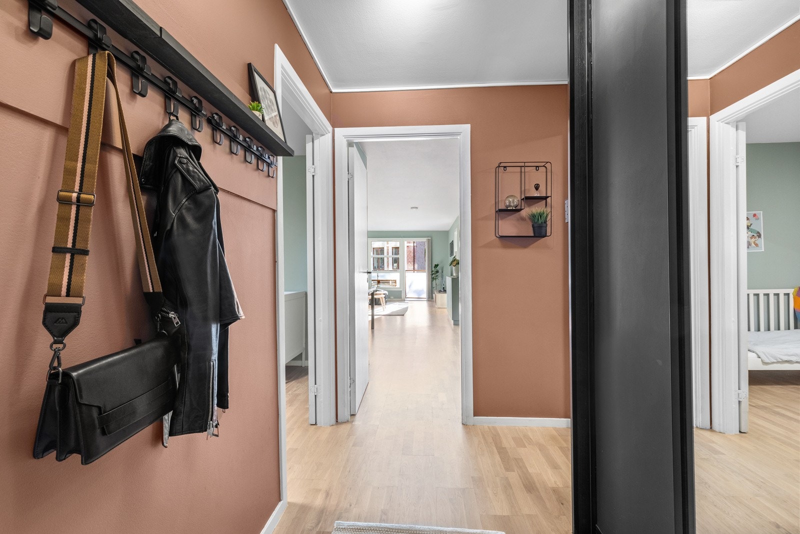 Innbydende entré med god plass til oppbevaring av klær og sko. Galleribilde