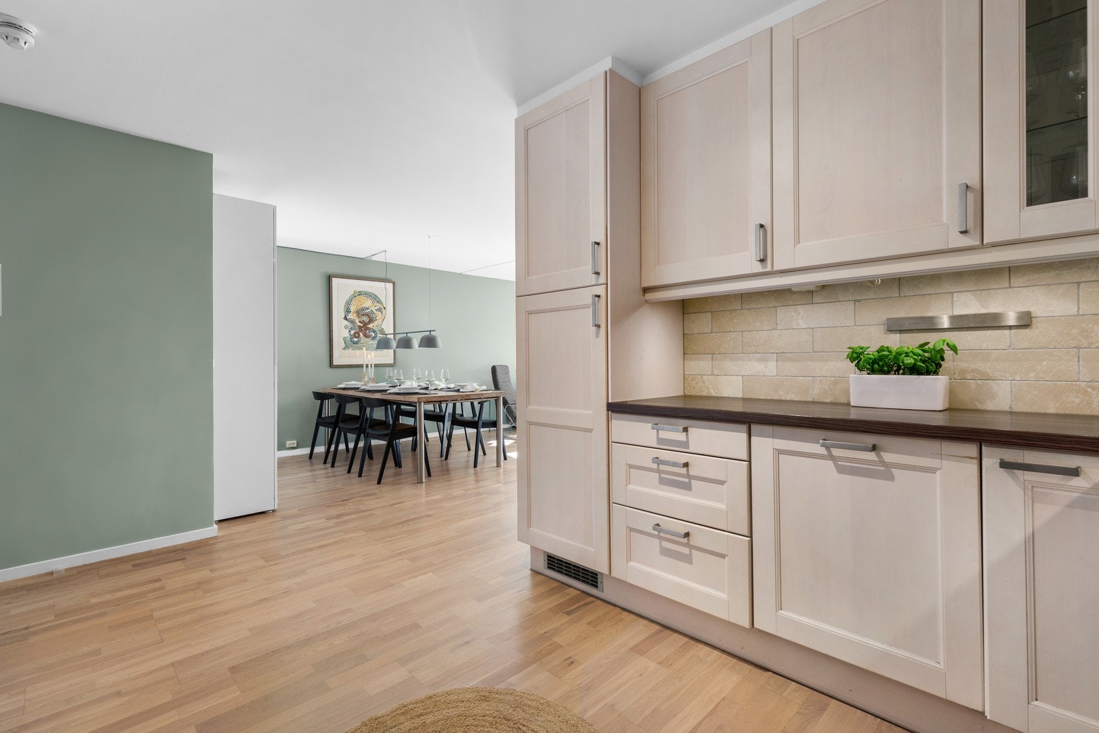 Pent og tidløst kjøkken fra 2012. Oppvaskmaskin, integrert induksjon platetopp og kjøleskap med frysedel medfølger. Galleribilde