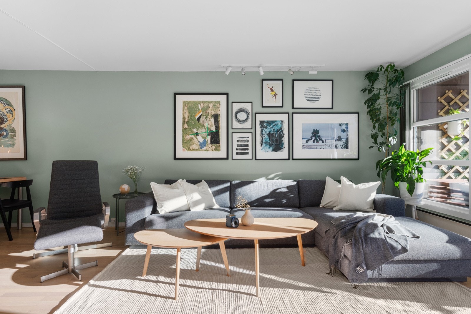 Du har god plass til både sofagruppe, spisestue og TV med tilhørende møblement. Galleribilde