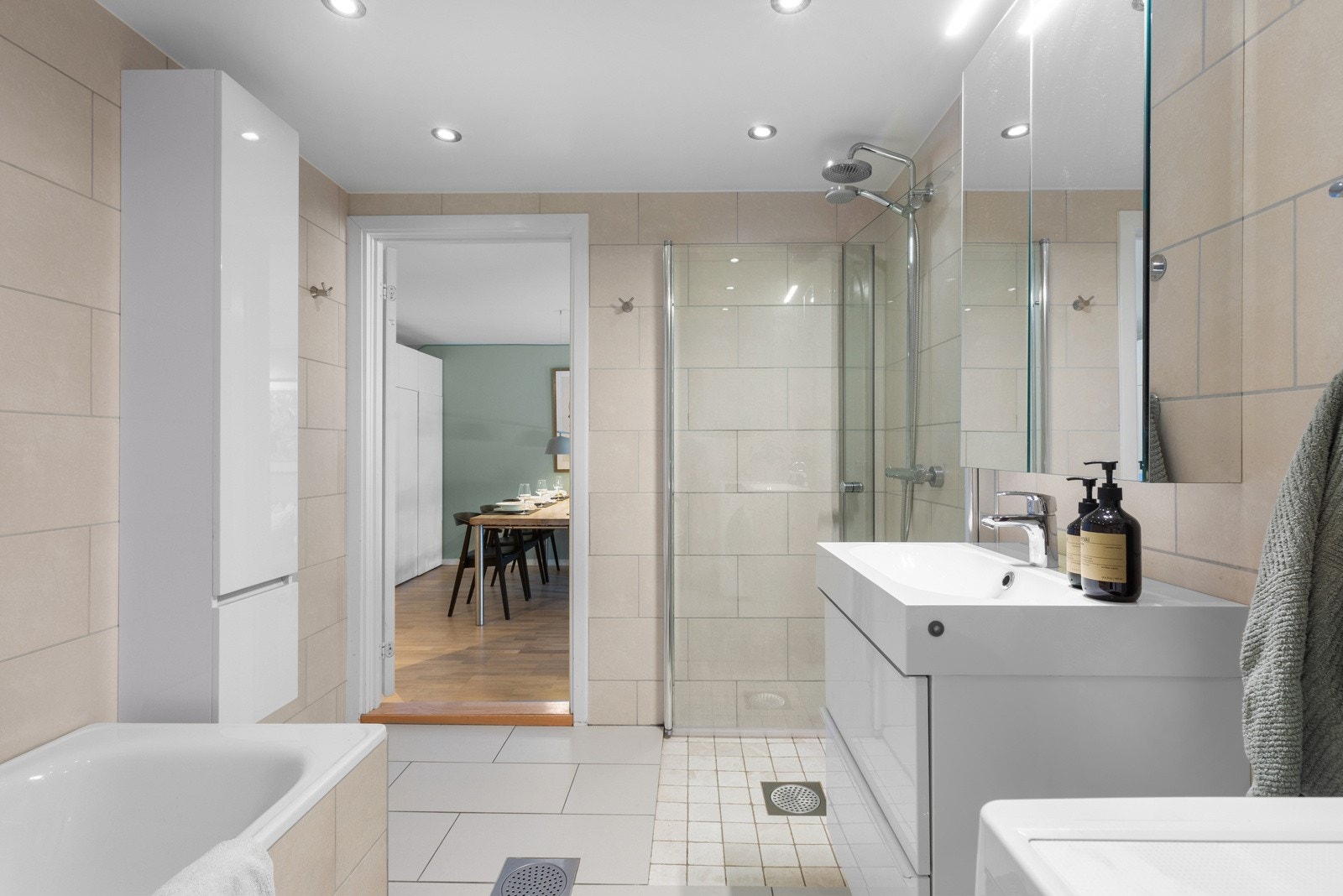 Bad fra 2012. Flislagte overflater og downlights i himling. Galleribilde