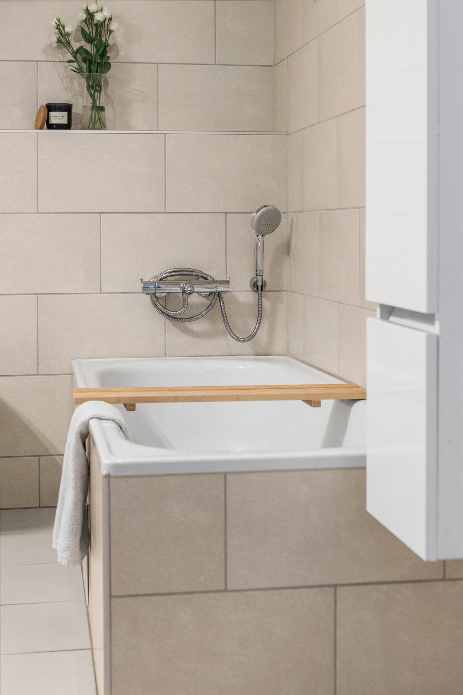 Baderommet byr på både badekar og dusjhjørne. Galleribilde