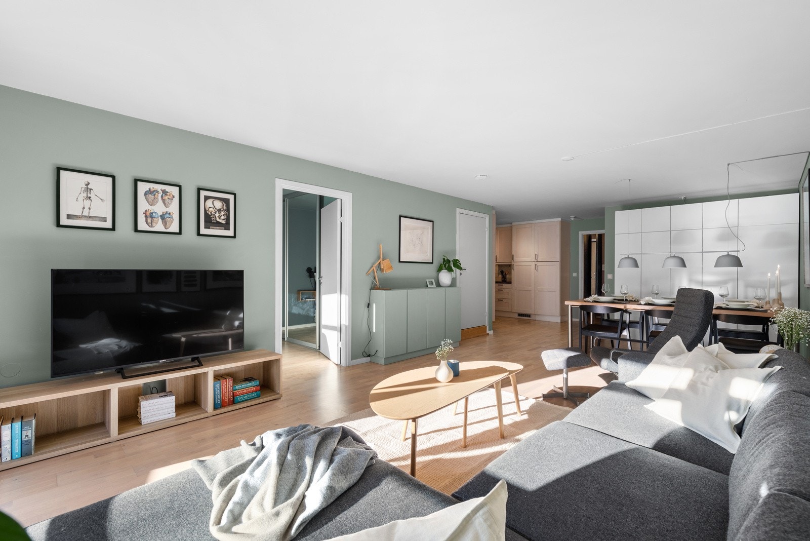 Lys, romslig stue med gode møbleringsmulighet. Galleribilde