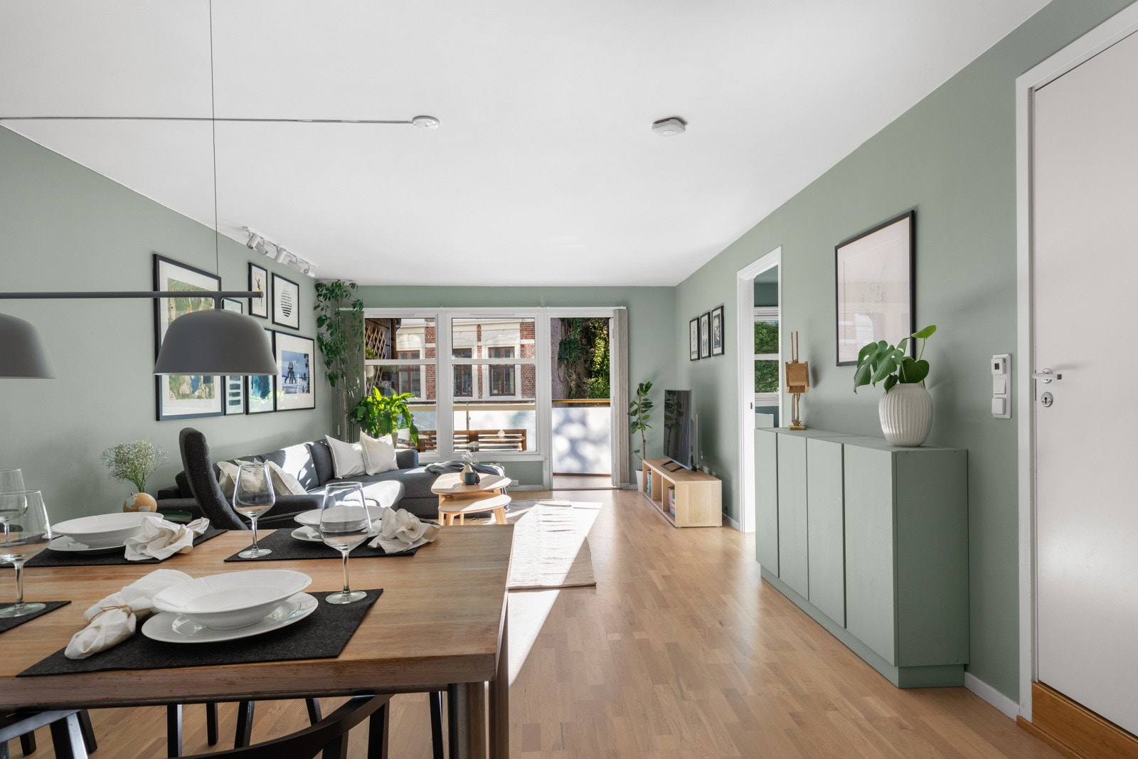 Store vindusflater som slipper inn rikelig med naturlig lys i boligen. Galleribilde