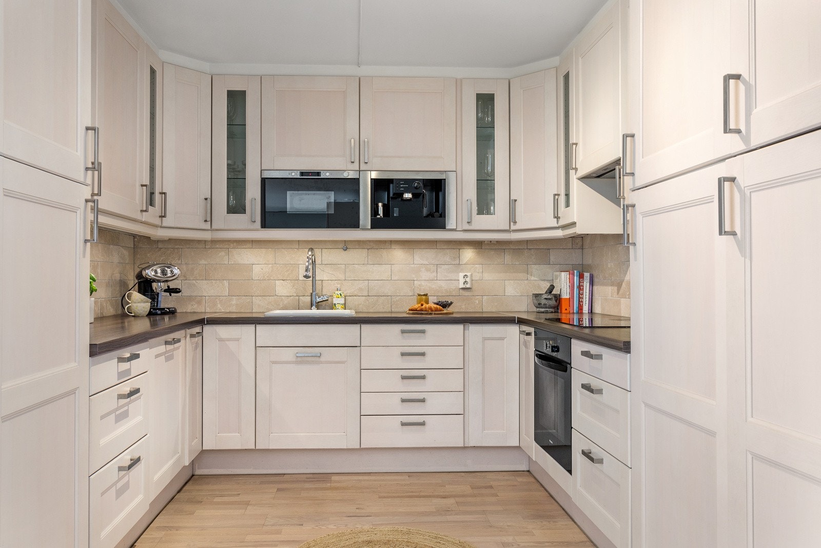 Leiligheten har en sosial planløsning med delvis åpen stue-/kjøkkenløsning. Galleribilde