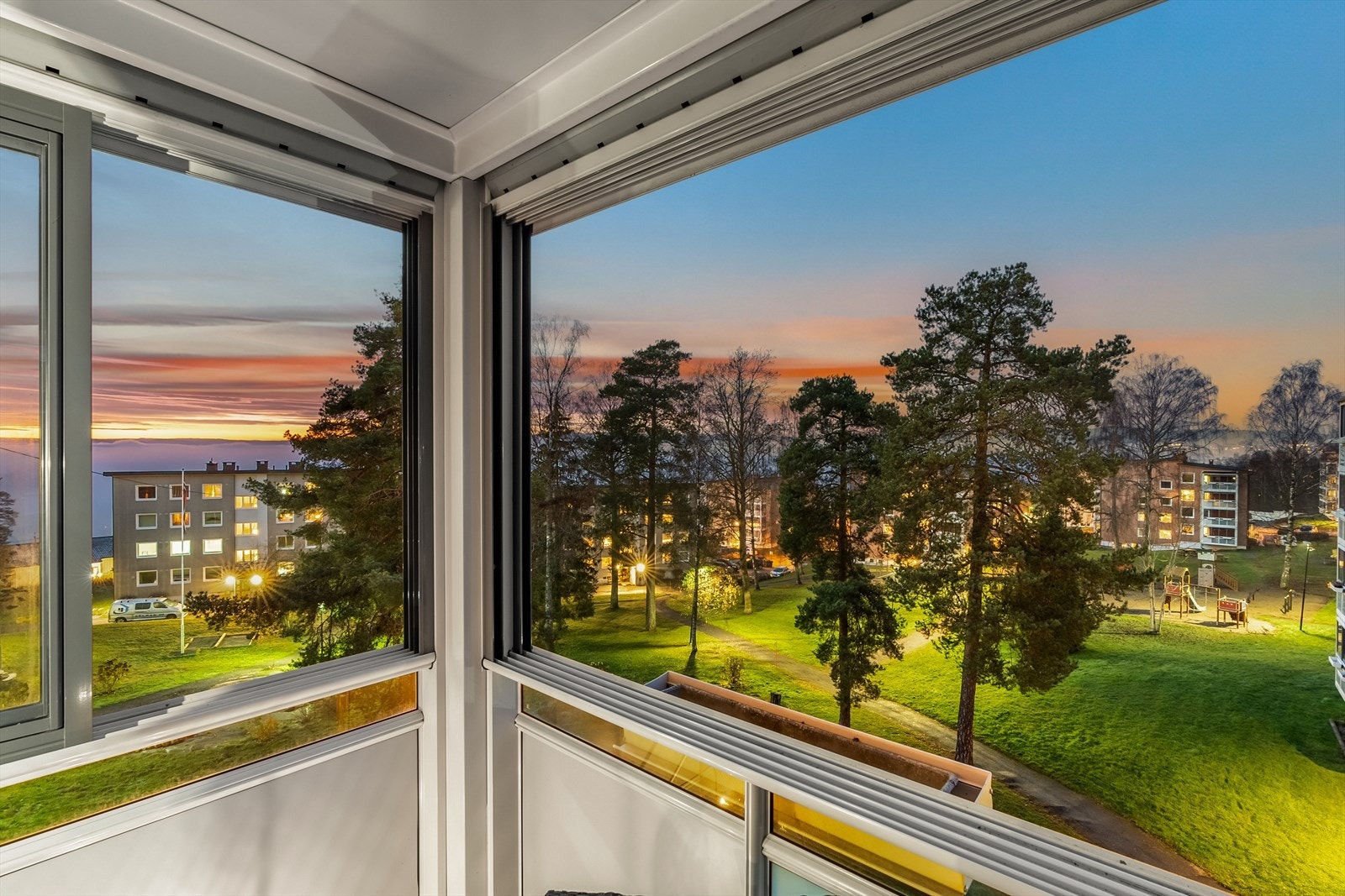 Balkongen ble glasset inn i regi av borettslaget i 2011, de innglassede vinduene kan skyves helt opp. Galleribilde