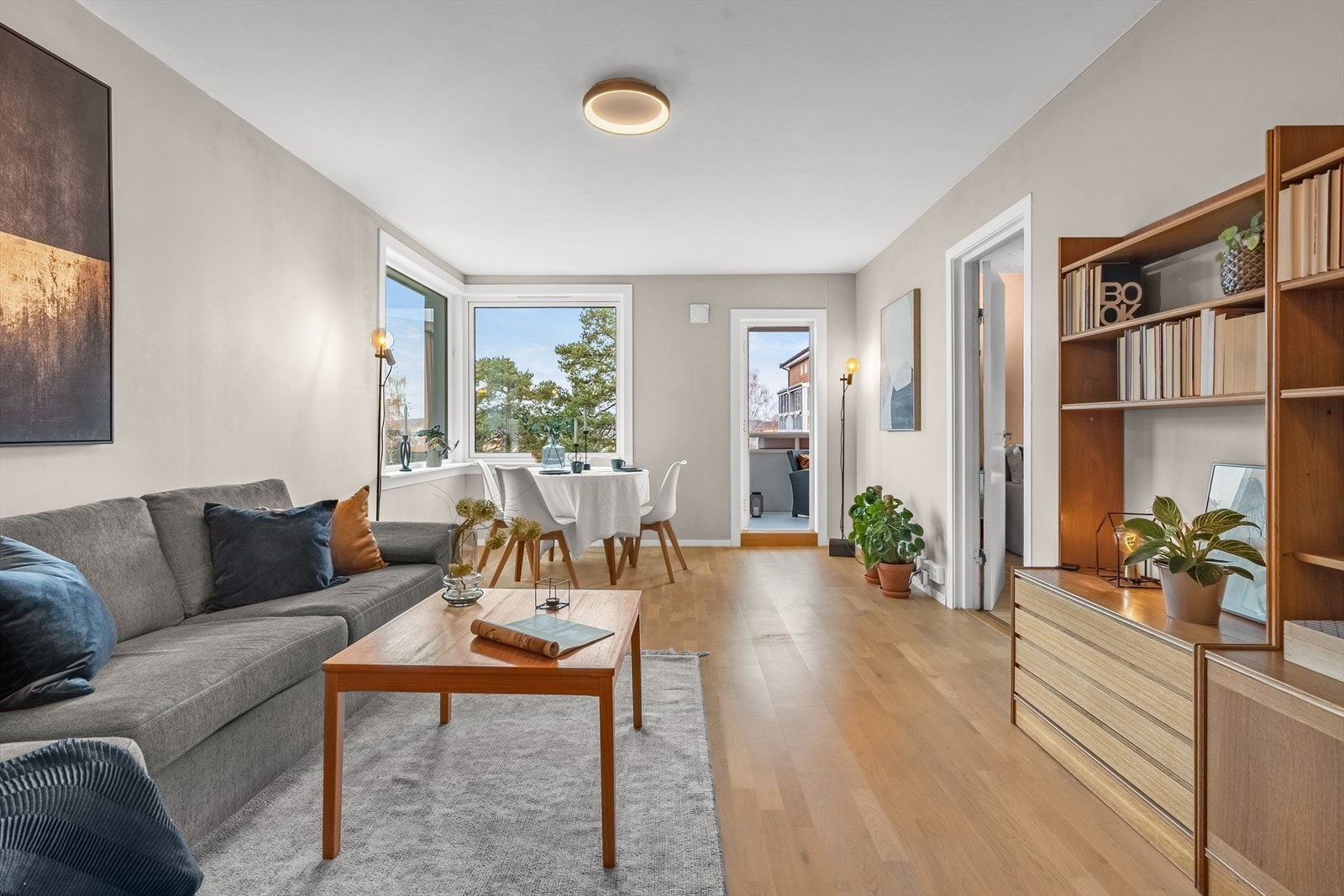 Lys og hyggelig stue som naturlig kan deles inn i to soner - både til spisestue og til stor sofagruppe. Galleribilde