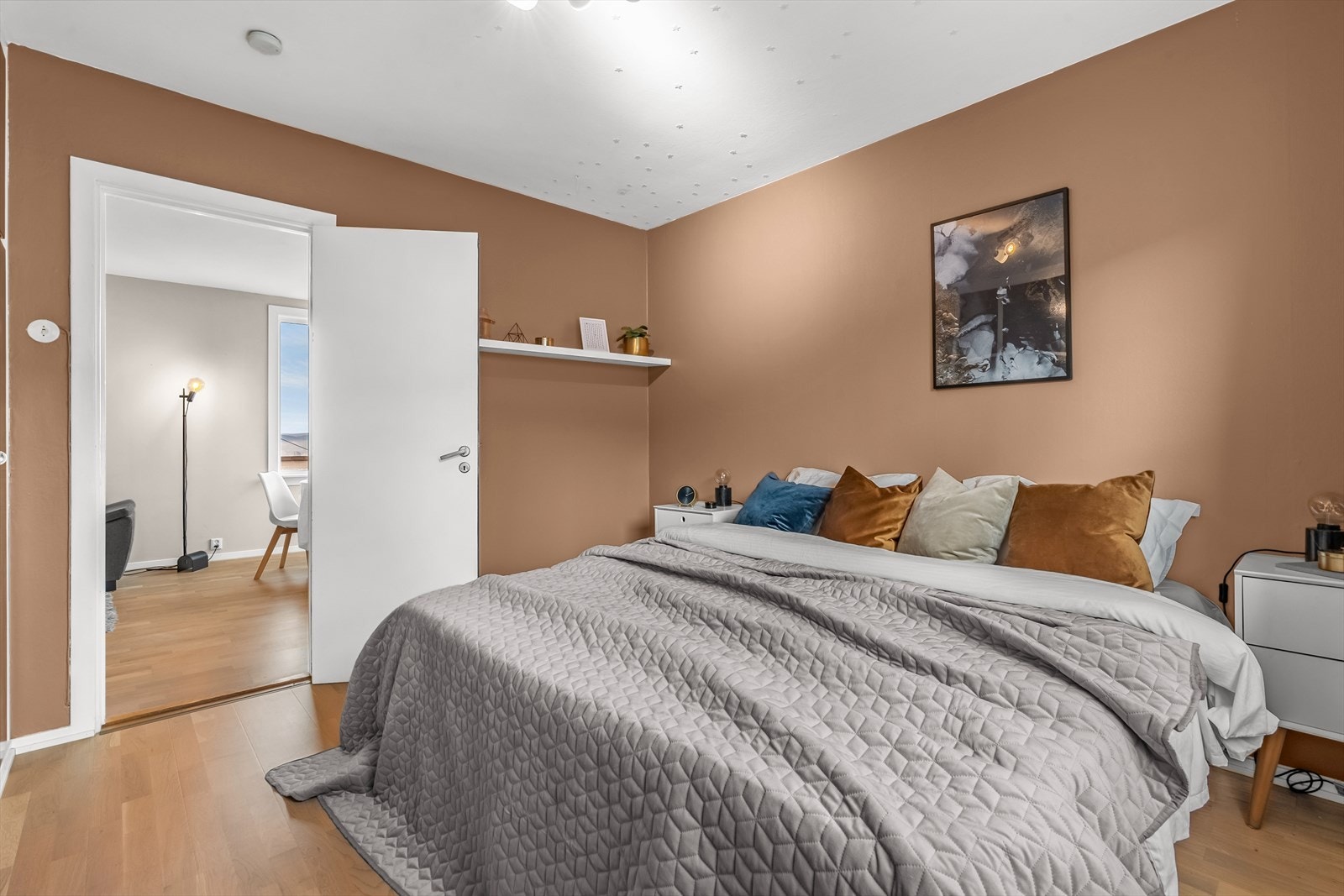 Hovedsoverommet er av god størrelse med plass til en dobbeltseng, tilhørende nattbord og annet ønskelig møblement. Galleribilde