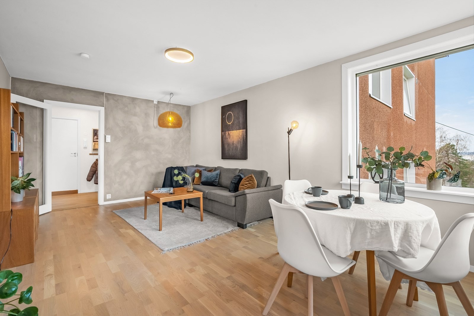 Stuen har pipeløp med mulighet for å etablere peisovn, pipeløpet er rehabilitert i regi av borettslaget år 2014. Galleribilde