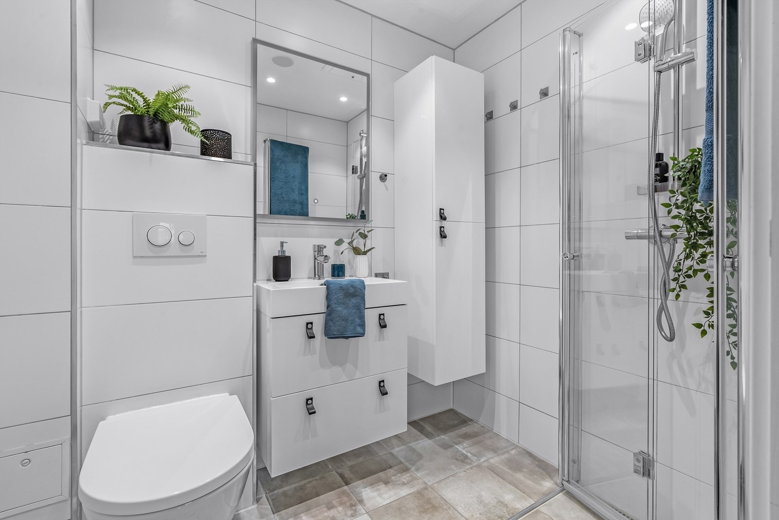 Delikat flislagt baderom med varmekabler i gulv og downlights i tak. Badet ble pusset opp i regi av fagfolk i 2016, dokumentasjon foreligger. Galleribilde