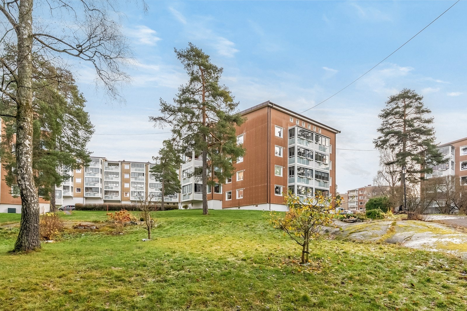 Det er mulig å ha pallekarm til dyrking av grønnsaker i bås med lås, (de gamle tørkebåsene), utenfor leiligheten, her er også en hyggelig sitteplass hvor man kan grille på sommeren. Galleribilde