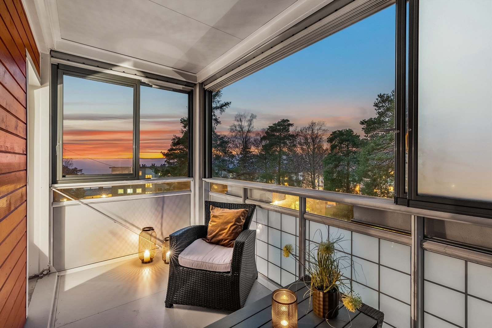 Utgang fra stue til en nordvendt og innglasset balkong på 7,5 kvm med kveldssol. Galleribilde