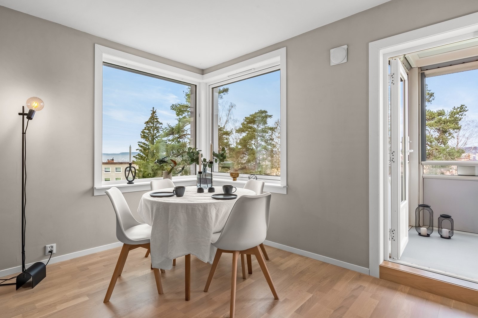 Store vindusarealer slipper inn godt med lys og skaper en hyggelig atmosfære i leiligheten. Galleribilde