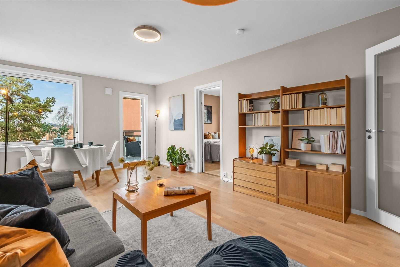 Generøs takhøyde, himlingshøyde ca. 2,47 m målt i stue. Galleribilde