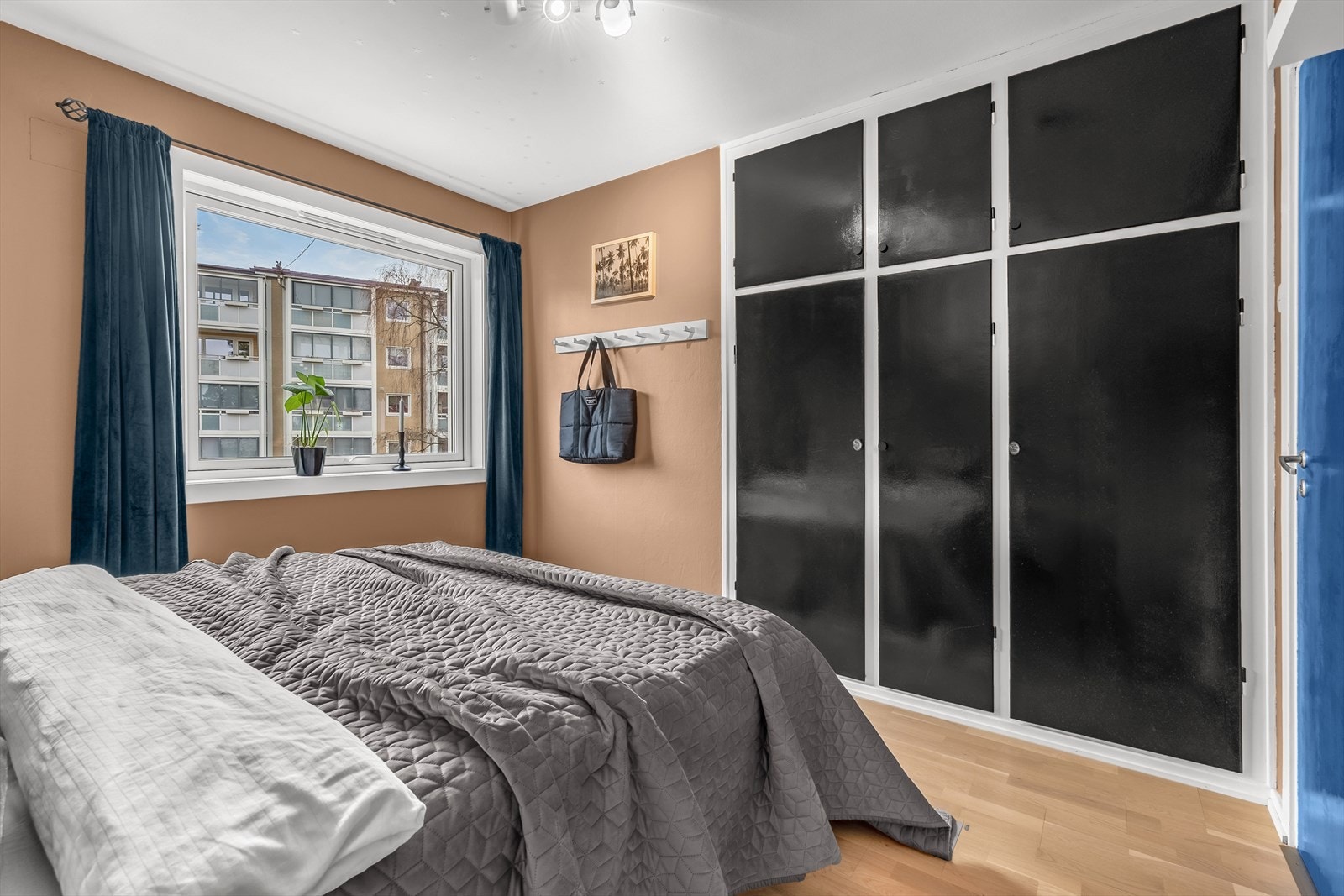 Klær kan pent ryddes bort i et romslig garderobeskap. Galleribilde