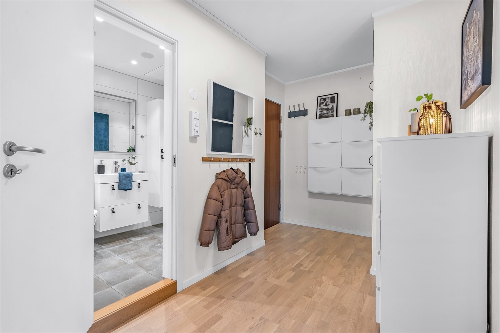 Leiligheten er tilknyttet felles dørcalling og automatisk åpner. Sikringstavle med automatsikringer og en jordfeilautomat, montert i felles gang. Galleribilde