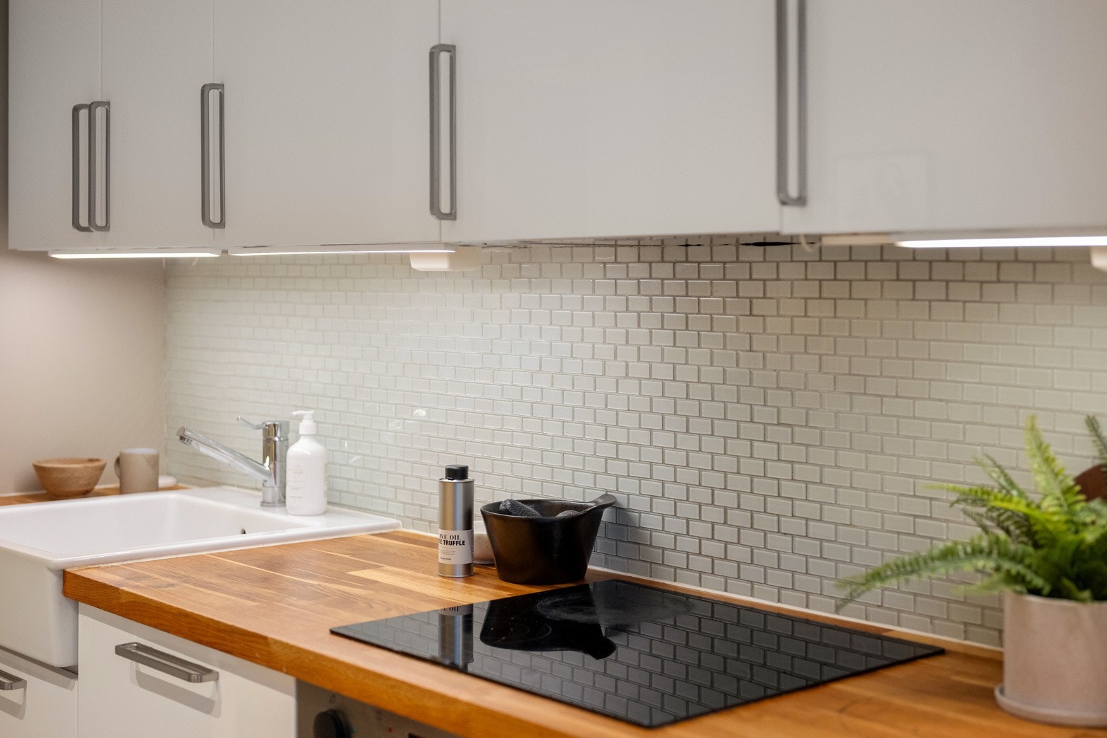 Stekeovn, platetopp, kjøl/frys og oppvaskmaskin er integrert i innredningen. Galleribilde