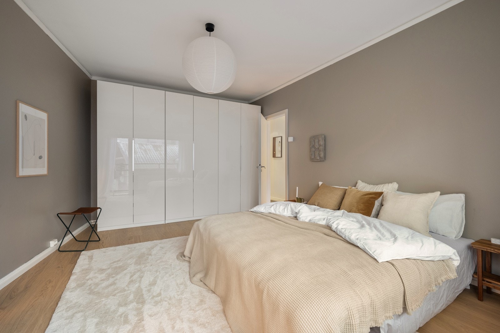 Her er det god plass til dobbeltseng, nattbord og stor skyvedørsgarderobe som bidrar til god lagringsplass. Galleribilde