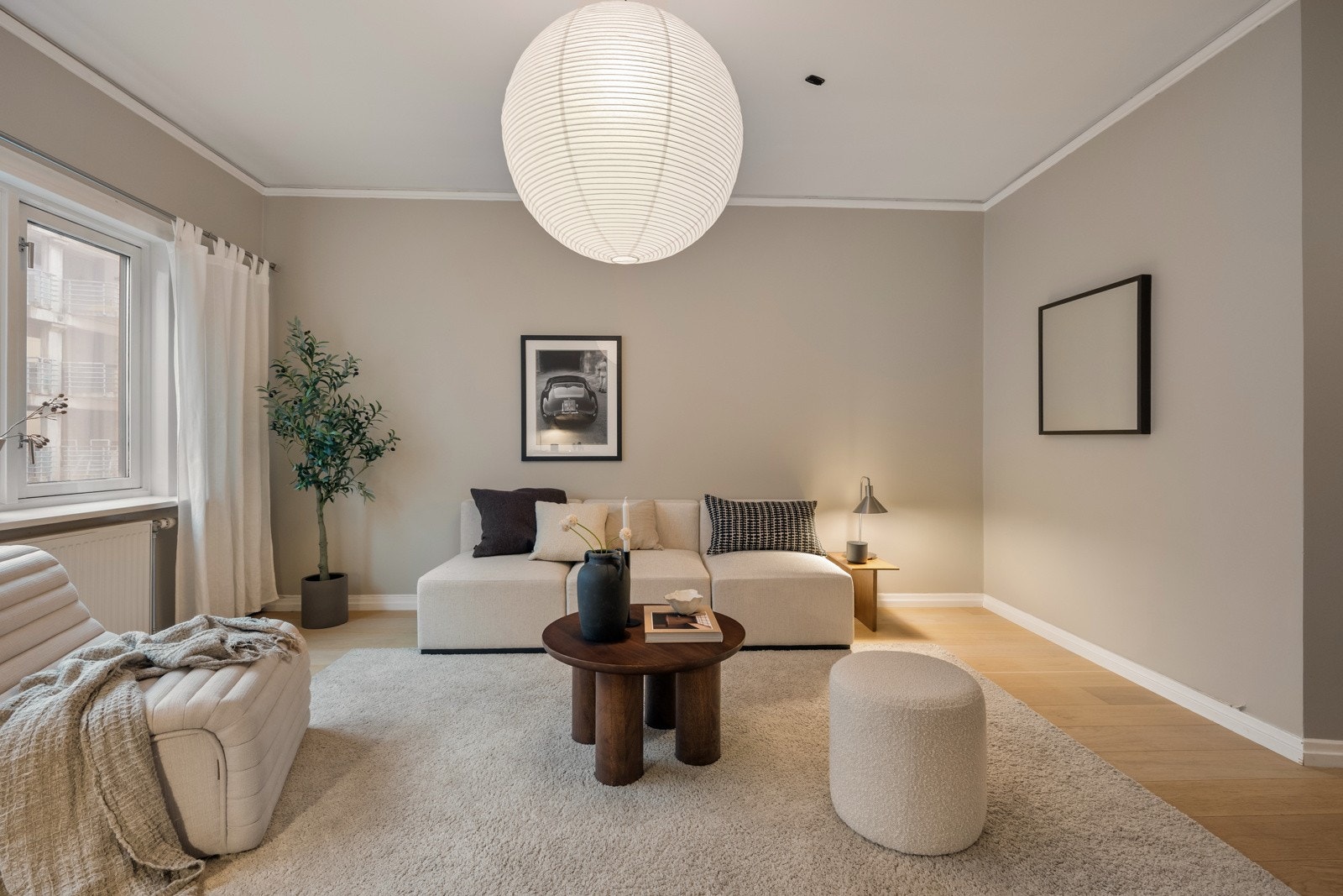 Med god takhøyde, store vindusflater og duse fargevalg byr leiligheten på en innbydende atmosfære. Galleribilde