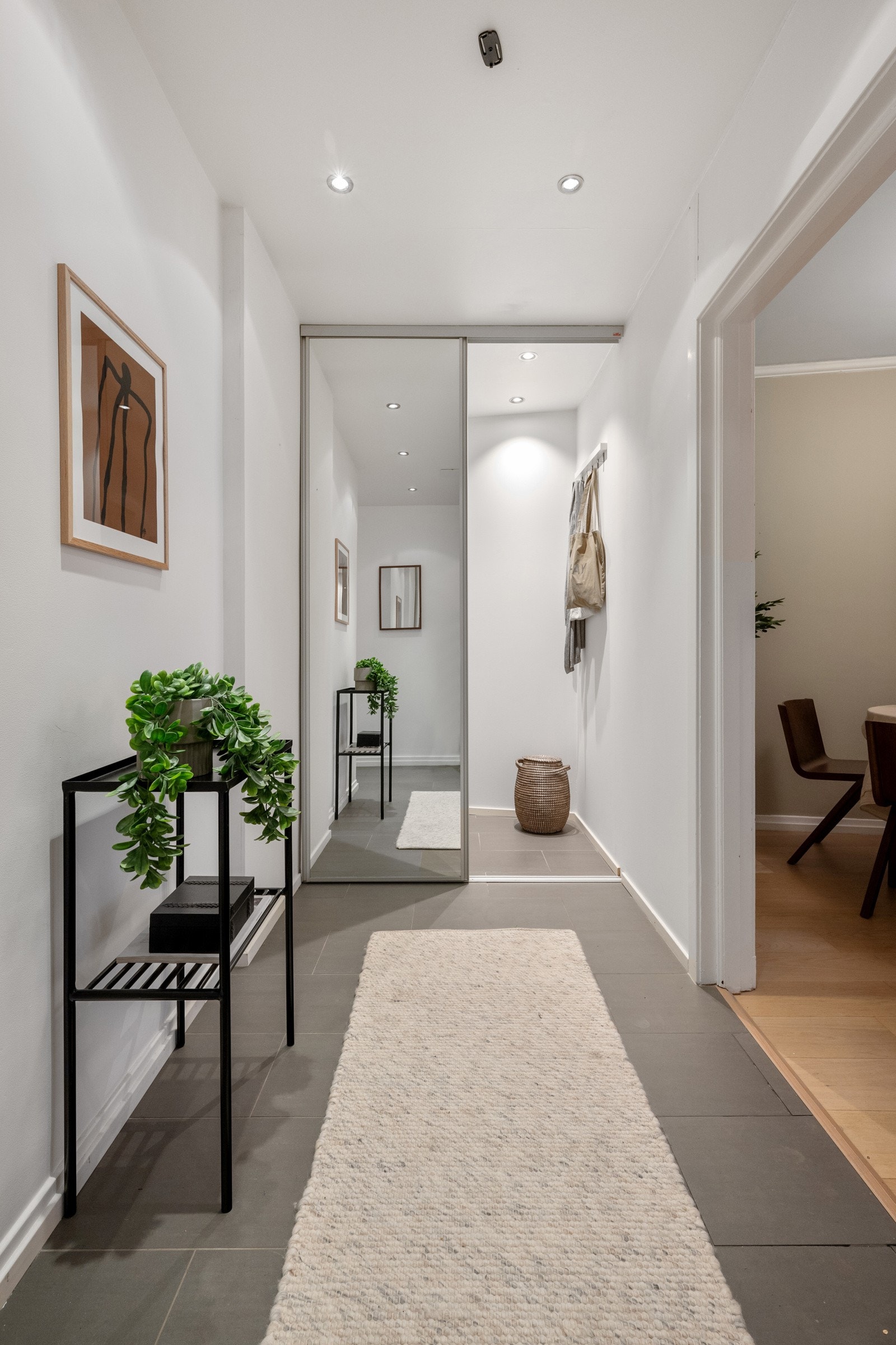 Stor skyvedørsgarderobe ivaretar lagringsplassen. Galleribilde