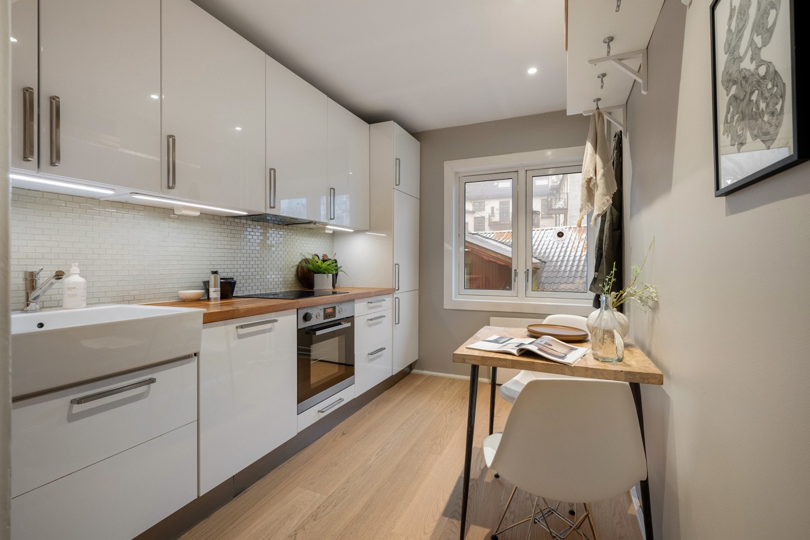 Separat kjøkken med plass til spisebord Galleribilde