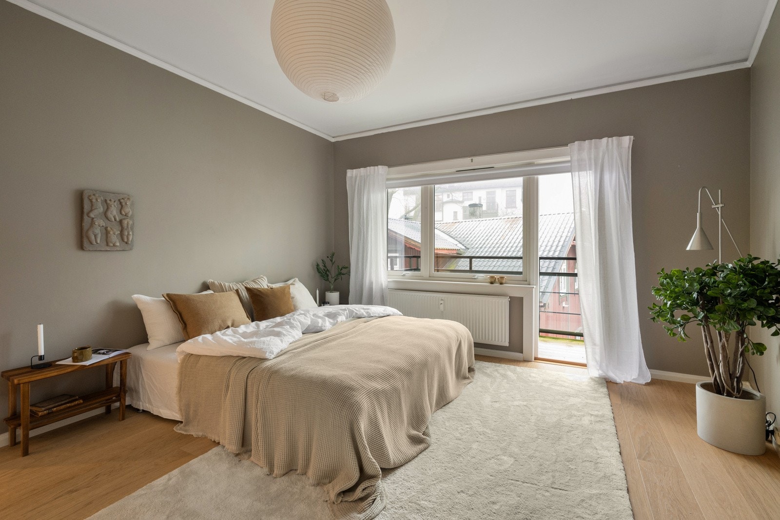 Luftig soverom med utgang til balkongen. Galleribilde