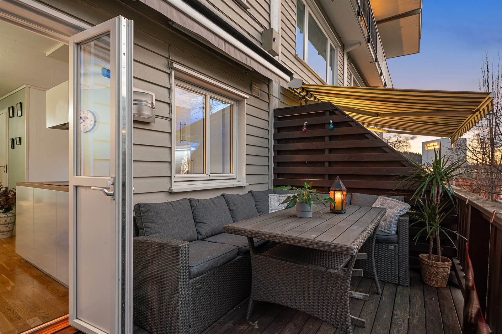 En flott, solrik, vestvendt balkong på ca. 10 kvm. Her er det god plass til utemøblement, grill m.m. Galleribilde