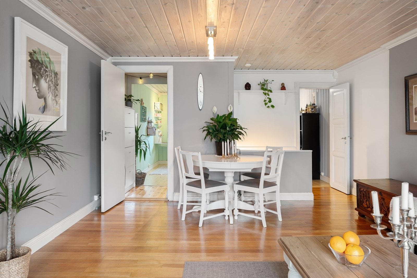 Fra stuen er det inngang til to av soverommene. Galleribilde