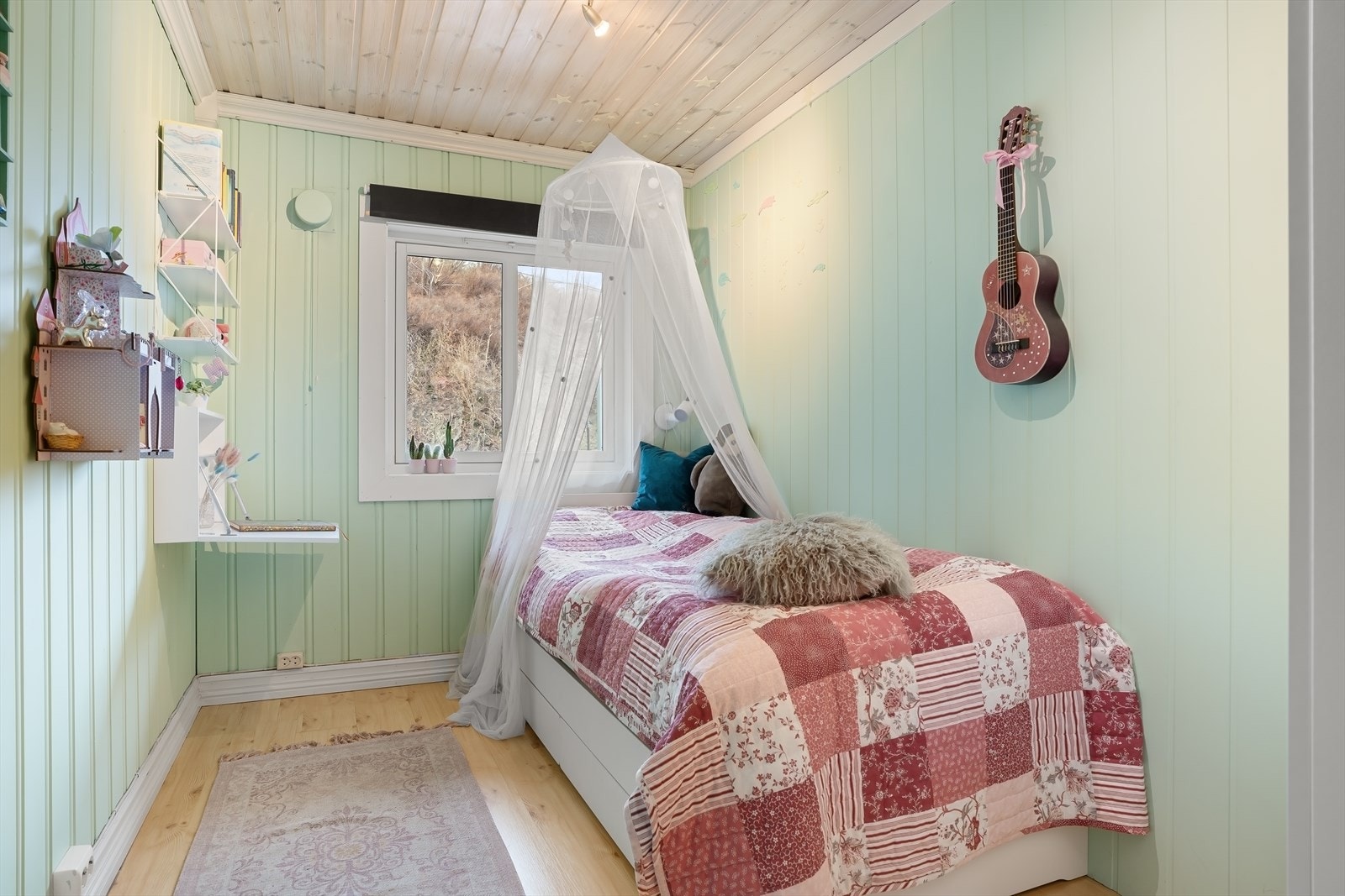 Hyggelig soverom med plass for seng og øvrig møblement. Galleribilde