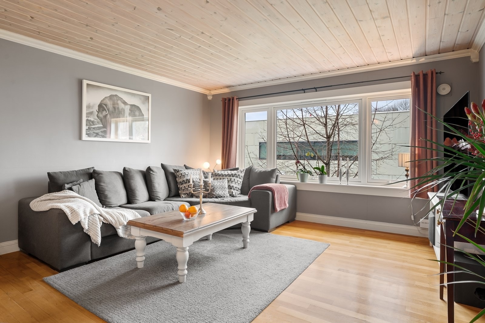 Lys og romslig stue i 2 etg med store vindusflater som sørger for godt med naturlig lys. Galleribilde