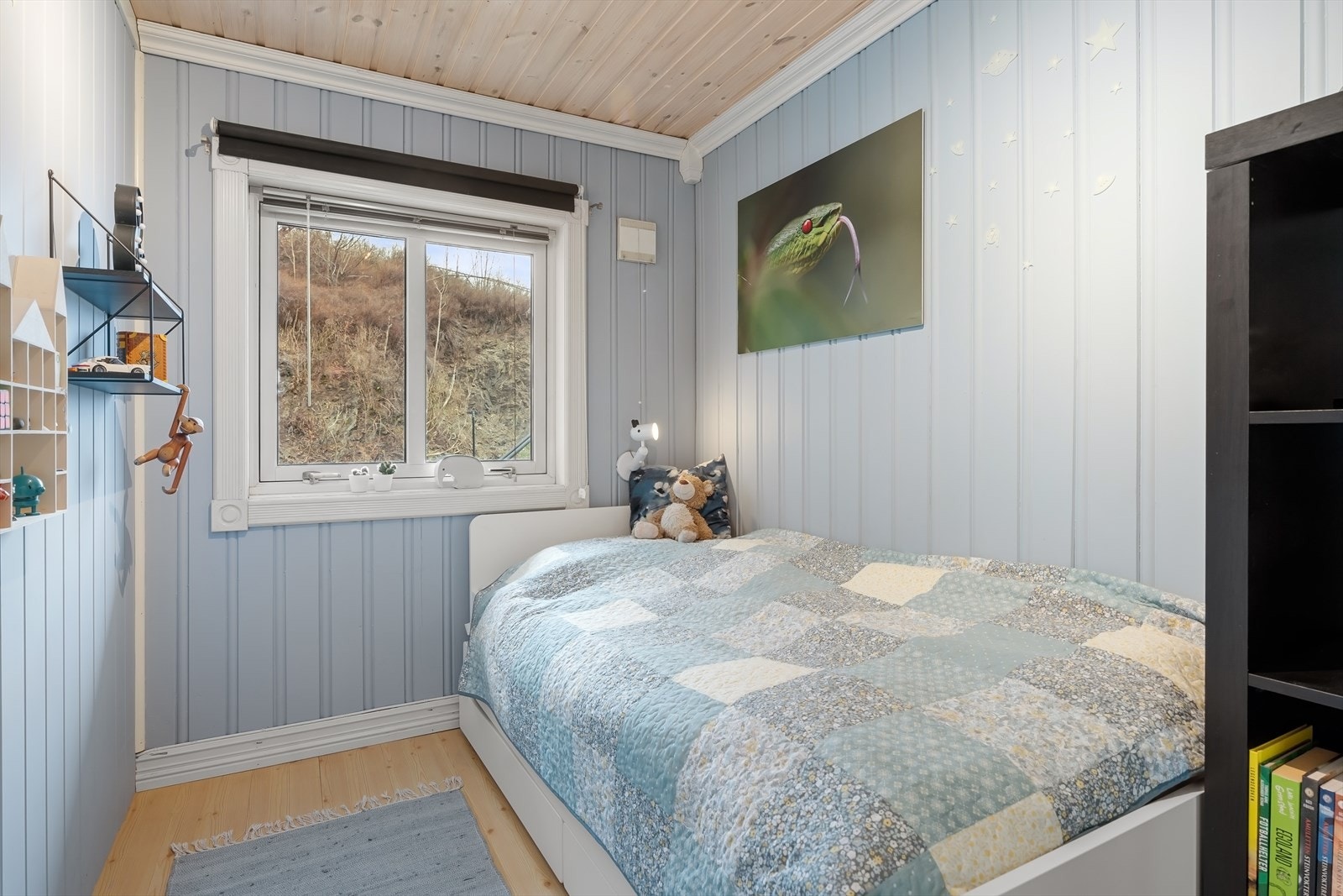 Romslig soverom med plass for seng og øvrig møblement. Galleribilde