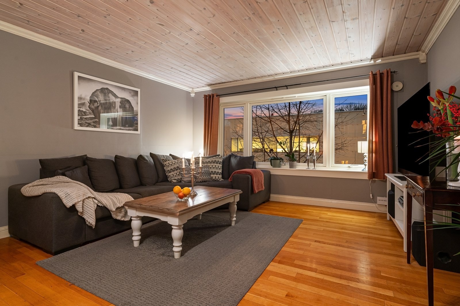 Kveldsstemning i stuen. Galleribilde