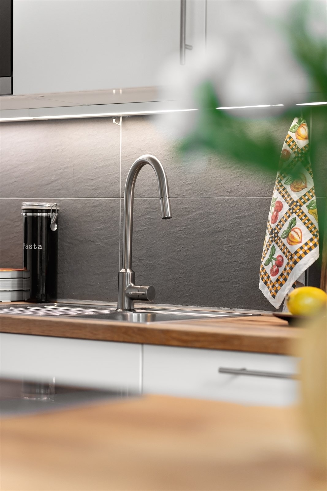 Innredningen består av glatte fronter og heltre benkeplate med nedfelt kum i rustfritt stål. Galleribilde