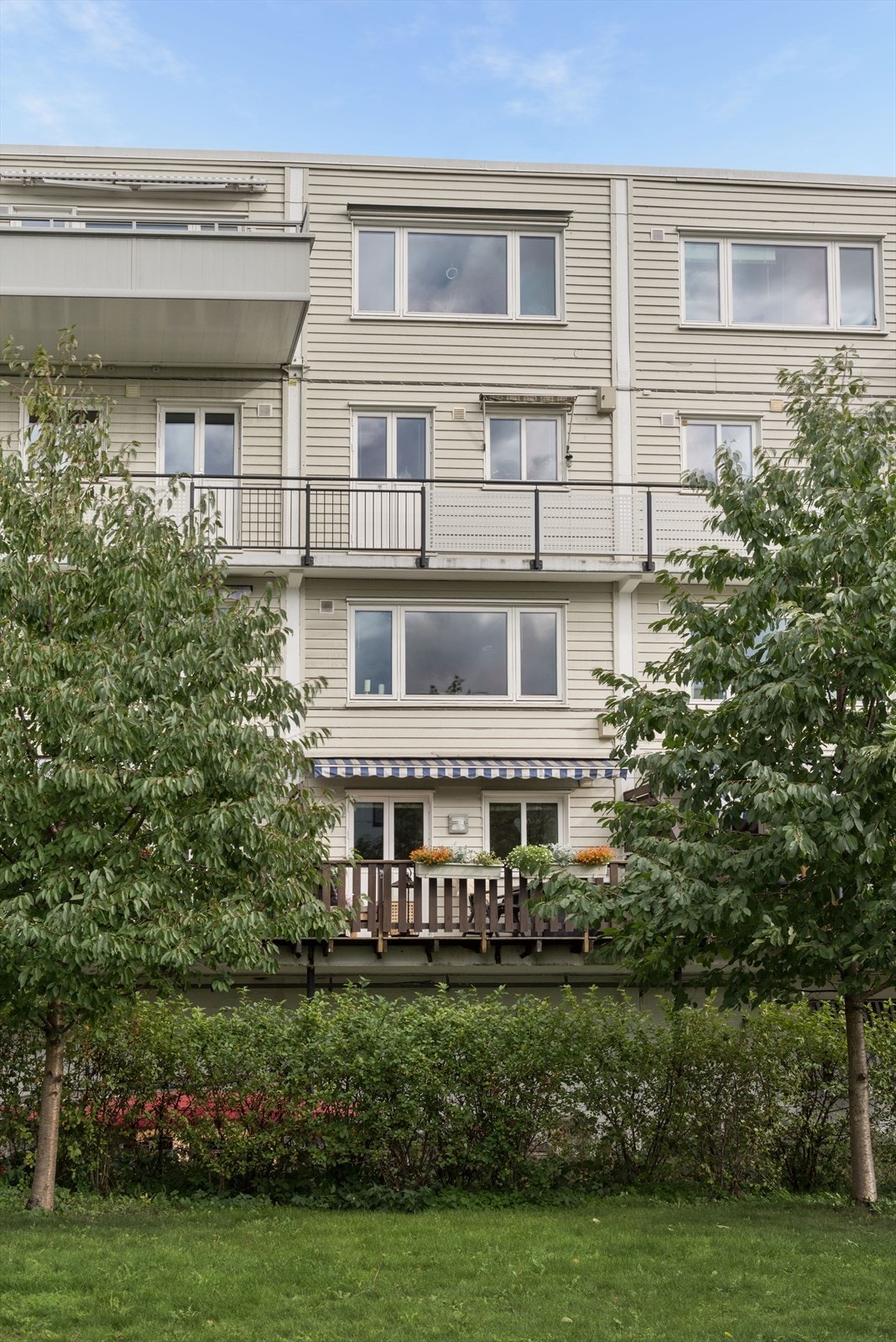 Boligen ligger fint til i byggets 1 og 2 etasje med utsyn mot grøntarealer. (Bilde av bygget fra tidligere eiere, avvik kan forekomme) Galleribilde